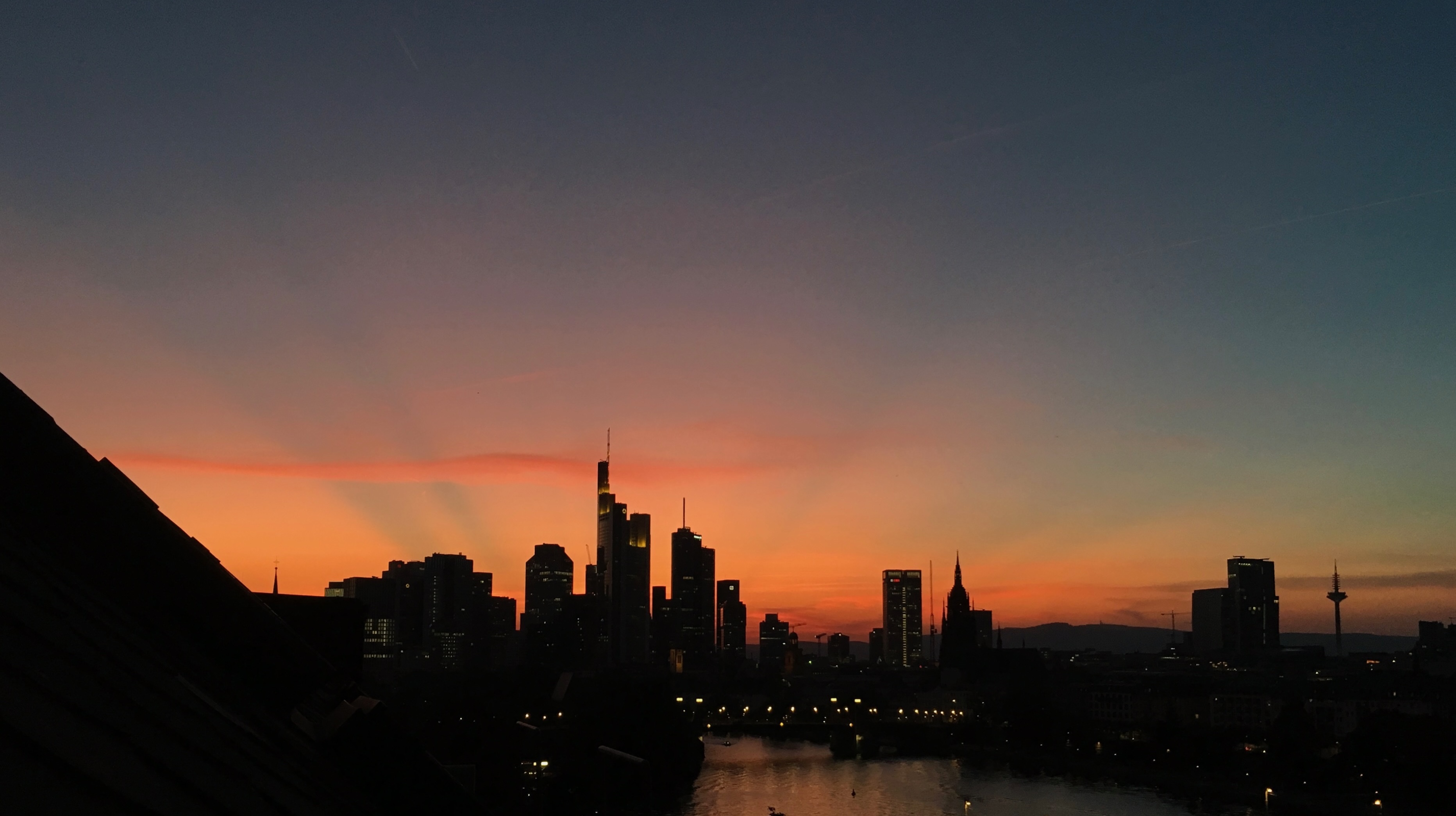 Sonnenuntergang über dem Main mit der Frankfurter Skyline