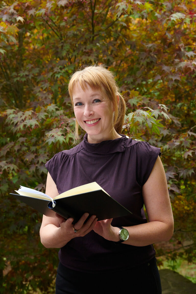 Kora Alice Lejko mit aufgeschlagenem Buch